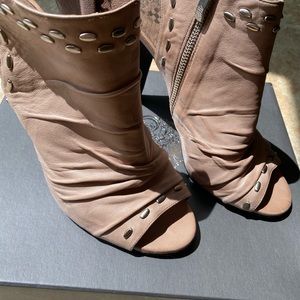 VINCE CAMUTO Taupe Leather Heels Sz 10